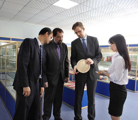 同外國(guó)客人洽談